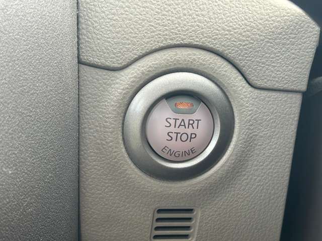 【プッシュスタート装備車】鍵をポケットやカバンに入れた状態でエンジン始動が出来、イチイチ鍵を出す手間も無いのでとても便利です。