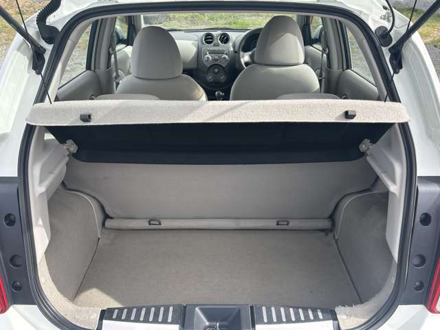 後部座席と荷室部分をフラットにアレンジが可能となります、スペースも大きく取れますので大きな荷物も簡単に収納が出来ます！