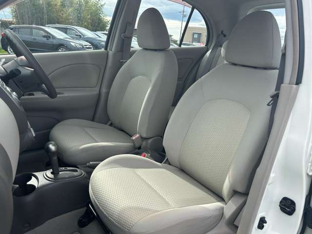 【プッシュスタート装備車】鍵をポケットやカバンに入れた状態でエンジン始動が出来、イチイチ鍵を出す手間も無いのでとても便利です。