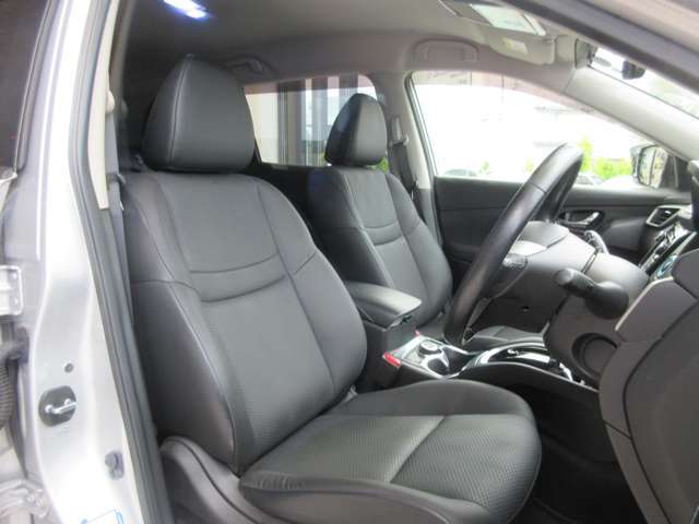 ★フロントシートです。運転席には座面の上下調節が可能なハイトアジャスターが装備されております。車内にタバコ臭のような嫌な臭い等が綺麗な状態です。