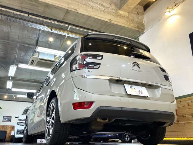 ドイツ車に比べて軽そうなイメージのあるフランス車ですが、グランドC4は見ての通りどっしりと構えたスタイリング☆