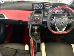 室内もシンプルで、座席もホンダならではのしっかり設計です。