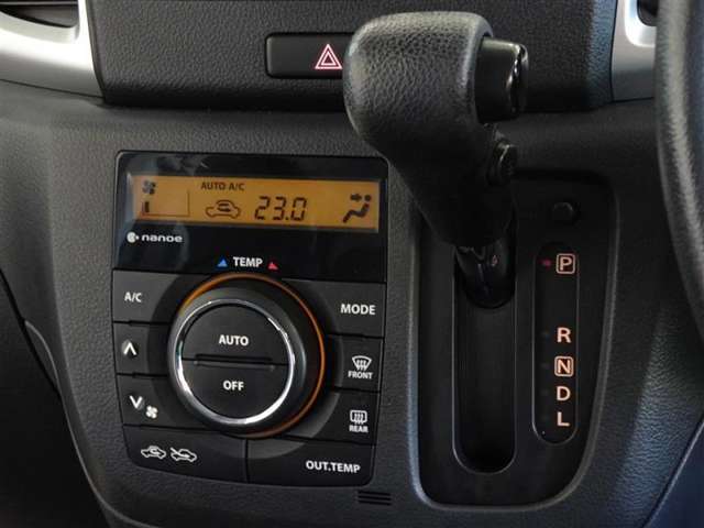 車内を快適に、オートエアコンを装備してます。