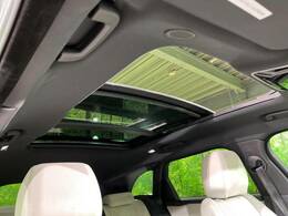 スライディングパノラミックルーフ。車内に気持ちいい自然光が差し込み、頭上に広がる風景をお楽しみいただけます。快適な車内温度を維持し日差しから乗員とインテリアを守るダークカラーのガラス。電動ブラインド付