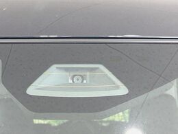 【スズキ　セーフティサポート】走行中に前方の車両等を認識し、衝突しそうな時は警報とブレーキで衝突回避と被害軽減をアシスト。より安全にドライブをお楽しみいただけます。