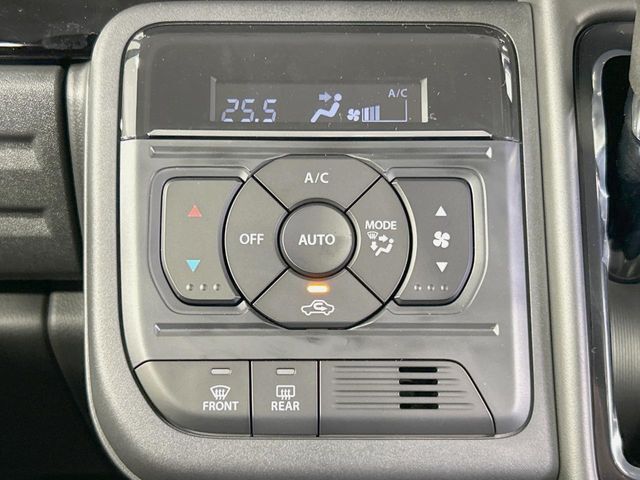 【オートエアコン】一度お好みの温度に設定すれば、車内の温度を検知し風量や温度を自動で調整。暑い…寒い…と何度もスイッチ操作をする必要はありません。快適な車内空間には必須の機能ですね♪