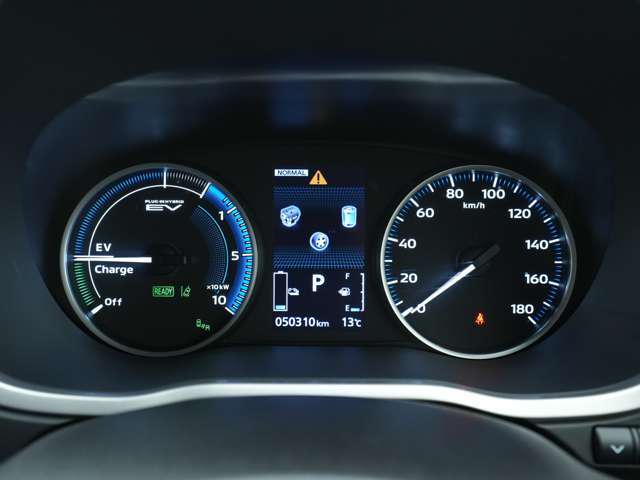 モーターとエンジンの状況を一目で確認出来るパワーメーターです！アクセルペダルを踏み込んだ際のEV出力の増加や、エンジン出力量も表示可能！回生ブレーキ量を確認することも出来ます☆