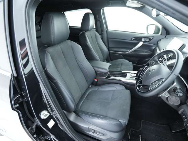 運転席です☆肌触りの良い座席シートや広めの空間が備わっております！急なカーブでもしっかりとお体を支えられるように座席シートの両側が立体的になっており、安定した姿勢で運転が可能♪