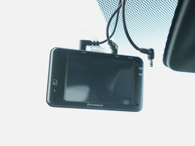 ドライブレコーダーを備え、万が一の瞬間をしっかり記録！ドライブ道中の記録としても♪