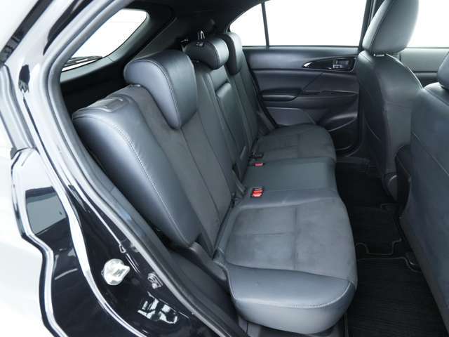 後席シートです☆厚みのある座席は綺麗な状態を維持しており、体重をかけて座っても程よい弾性で押し返してくれます！天井も高めになっておりますので、窮屈感も感じさせにくくなっております！