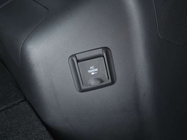 荷室には1500WのAC電源がございます！キャンプ等のアウトドアの際にも、こちらを電源とすることで日常の家電用品をご使用になることも出来ます♪