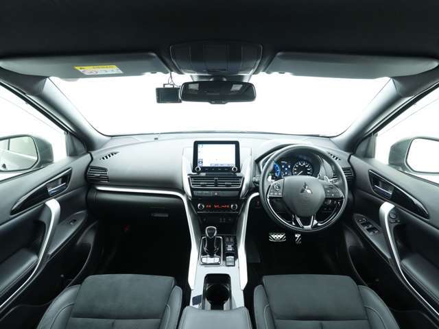 水平基調のインパネは航空機のコックピットのような雰囲気を持っております☆シルバーのアクセントやプレミアム感ある素材の配置の内装はスポーティな空間を実現！