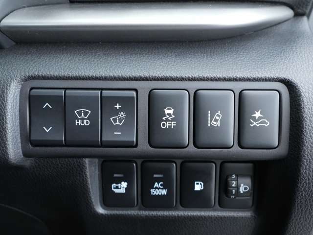 各種機能類のスイッチです！ヘッドアップディスプレイの角度や明るさの調整スイッチの他、横滑り防止装置やレーンキープアシスト等の運転支援機能のオン/オフスイッチもございます！