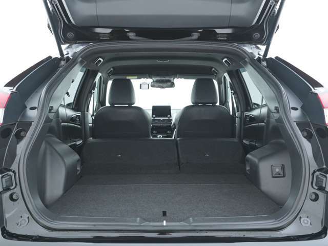 リヤシートを折り畳めば広々とした荷室を確保可能！スキー等の長尺物も簡単に積み込む事が出来ます☆