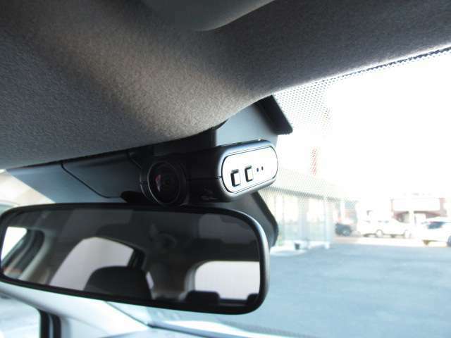 ＜ドライブレコーダー（フロント＋車室内）＞車室内カメラによる車内および車側面の撮影記録が駐車時の安心を高めるとともに、走行中の幅寄せ対策や後方撮影にも対応しています。