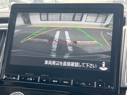 【バックカメラ】駐車時に後方がリアルタイム映像で確認できます。大型商業施設や立体駐車場での駐車時や、夜間のバック時に大活躍！運転スキルに関わらず、今や必須となった装備のひとつです！
