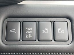 【両側パワースライドドア】スマートキーや運転席のスイッチで後席両側スライドドアの開閉が可能♪電動だから力を入れてドアを開ける必要が無く、小さなお子様でも簡単に開け閉めでき快適です♪