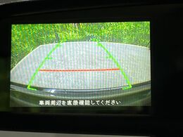 【バックカメラ】駐車時に後方がリアルタイム映像で確認できます。大型商業施設や立体駐車場での駐車時や、夜間のバック時に大活躍！運転スキルに関わらず、今や必須となった装備のひとつです！