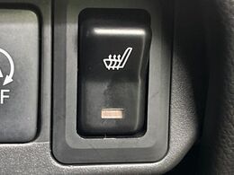 【シートヒーター】寒い日に重宝するシートヒーター！エアコンより早く温まってくれるので寒がりの人も安心ですね♪エアコンの温風は乾燥するから苦手、という方にもをおすすめです。