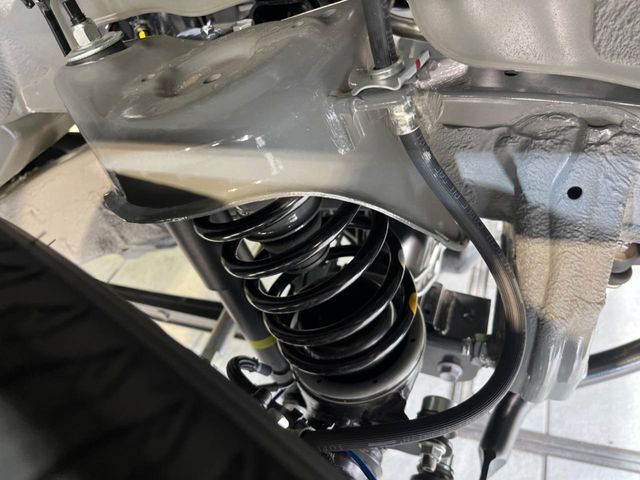 お車を安心してお乗りいただく為には、足回りの定期点検が欠かせません。サービスサポート（有償保証）では無料点検もご提供しており、安心のカーライフをお過ごしいただけるサポート体制が整っています。