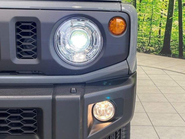 【LEDヘッドライト】悪天候や夜間走行時も良好な視界を確保し安心して運転できる高輝度LEDヘッドライトを装備！点灯速度が早く、消費電力も抑えられています。