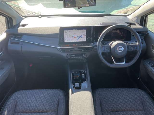 ドライバーのかたと助手席のかたが座るシートです。実際お座りいただくのが、分かりやすいと思います。お気軽にご来店ください！