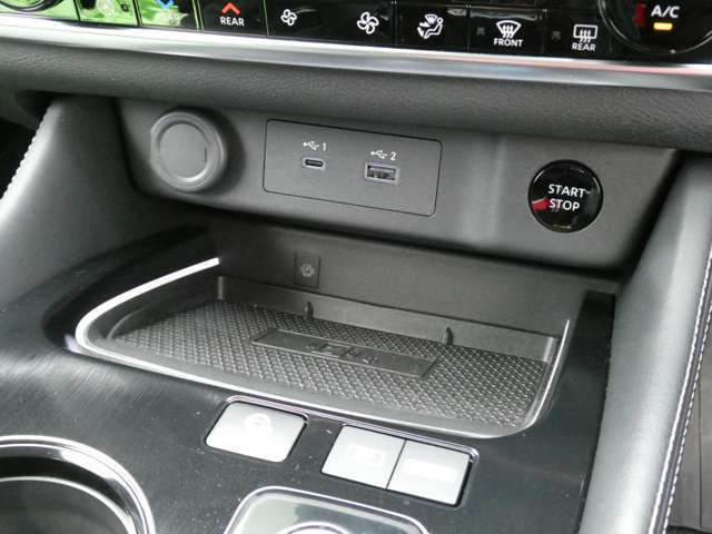 ワイヤレス充電器。置くだけで携帯電話を充電できます。電源ソケットもあります