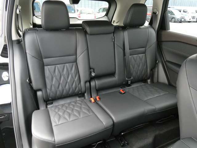 センターアームレスト付きリアシート　後席にもシートヒーターが付いています。
