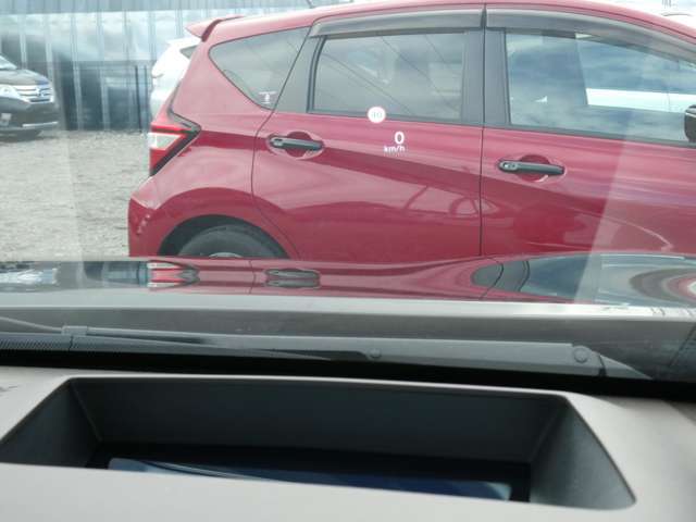 ヘッドアップディスプレイ。前方から視線を移動することなく車速やルート、プロパイロットの動作状況など運転に必要な情報を把握できます。