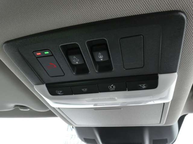 SOSコールスイッチ：万が一の事故発生時に、エアバッグ展開と連動し自動通報されます。専門のオペレーターが警察や消防への連携をサポートします。