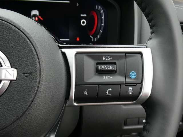 運転支援機能・プロパイロット搭載。　設定した速度で定速走行でき、先行車に自動で追従走行も可能です。さらにハンドル支援機能もあり、車線の中央を走るように制御してくれます。