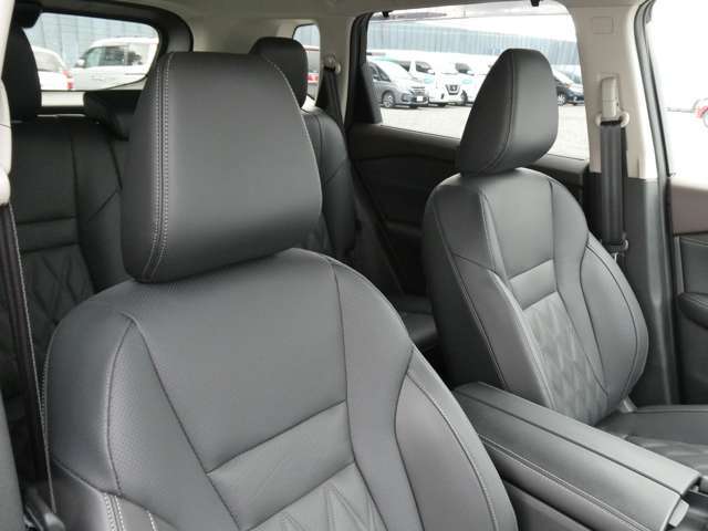 メーカーオプションのブラックナッパレザーです。クロムでなめされた、しなやかで柔らかい肌触りが心地よい高級本革。上質なタンカラーの内装色でインテリアをコーディネートしています。