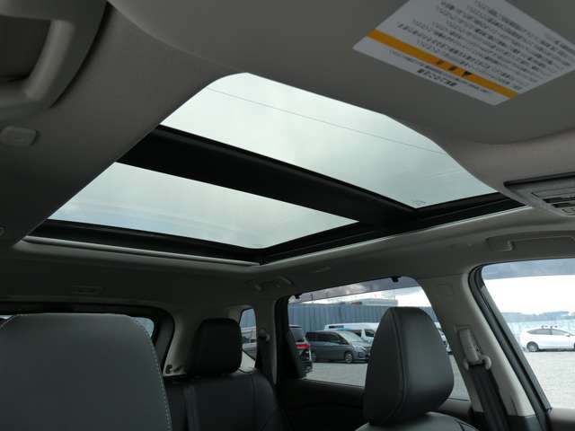 メーカーオプションのパノラッミックガラスルーフ（電動チルト＆スライド、電動格納式シェード付き）です。