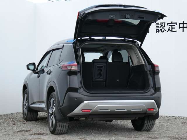 キックの動作で触れずにバックドアをオープン。（インテリジェントキーをバックやポケットに入れた状態での条件です）両手がふさがっていても大丈夫、開けやすさにもこだわった大容量のラゲッジです。