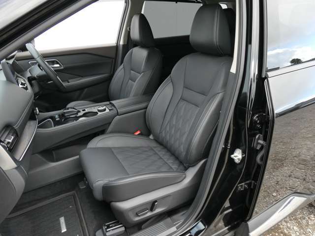 メーカーオプションのナッパレザーです。クロムでなめされた、しなやかで柔らかい肌触りが心地よい高級本革。上質なタンカラーの内装色でインテリアをコーディネートしています。