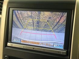 【バックカメラ】駐車時に後方がリアルタイム映像で確認できます。大型商業施設や立体駐車場での駐車時や、夜間のバック時に大活躍！運転スキルに関わらず、今や必須となった装備のひとつです！