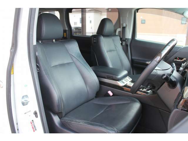 【運転席シート】高級感と座り心地を両立した人気のシート♪背面・座面の本革素材は、通気性の良さや滑りにくさに優れています。気温や服装に左右されず快適にお乗りいただけます。