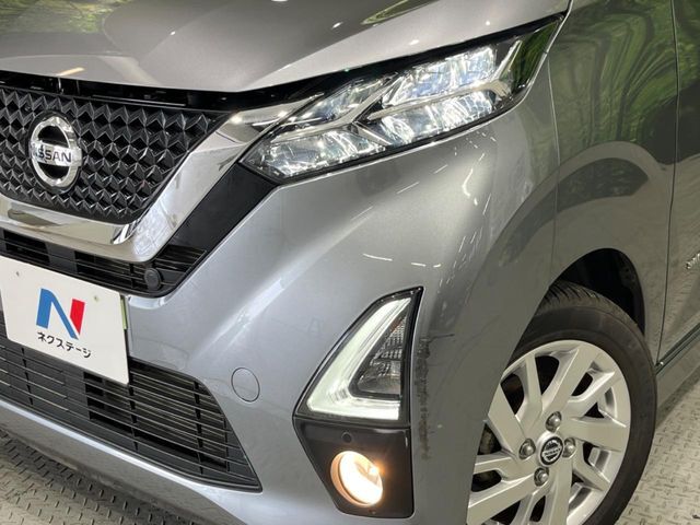 【LEDヘッドライト】悪天候や夜間走行時も良好な視界を確保し安心して運転できる高輝度LEDヘッドライトを装備！点灯速度が早く、消費電力も抑えられています。