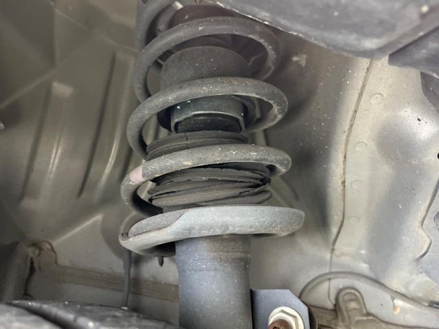 お車を安心してお乗りいただく為には、足回りの定期点検が欠かせません。サービスサポート（有償保証）では無料点検もご提供しており、安心のカーライフをお過ごしいただけるサポート体制が整っています。