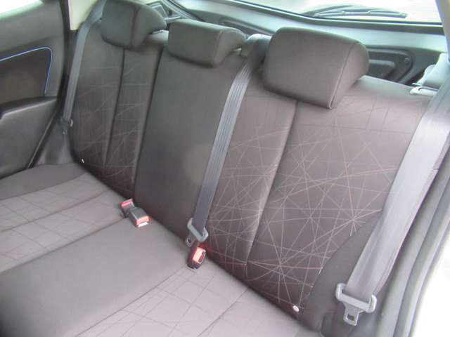 シートはグレー系で統一されており落ち着いた大人な雰囲気の車内ですね◇