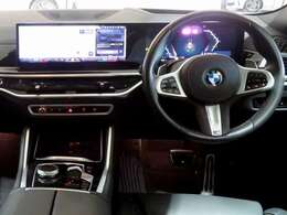 ◆インスツルメントパネルやインテリアトリムなどは、調和しなが洗練された室内を作り上げ、スイッチ類によって、優れた操作性をも実現。ドライバーの視線や動線を考え、人間工学に基づきデザインされています◆