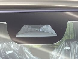 【ホンダセンシング】走行中に前方の車両等を認識し、衝突しそうな時は警報とブレーキで衝突回避と被害軽減をアシスト。より安全にドライブをお楽しみいただけます。