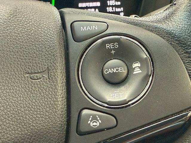 【アダプティブクルーズコントロール】高速走行時に前方のお車を追従してくれるので、長距離ドライブの疲労は大きく軽減されます。