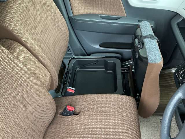 シート下にも収納スぺースがあって便利です！車内もスッキリしております。