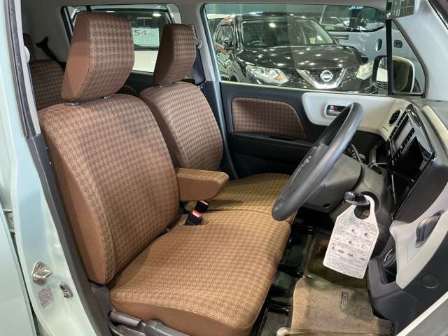 運転席も広々でゆったり気分で運転できます♪