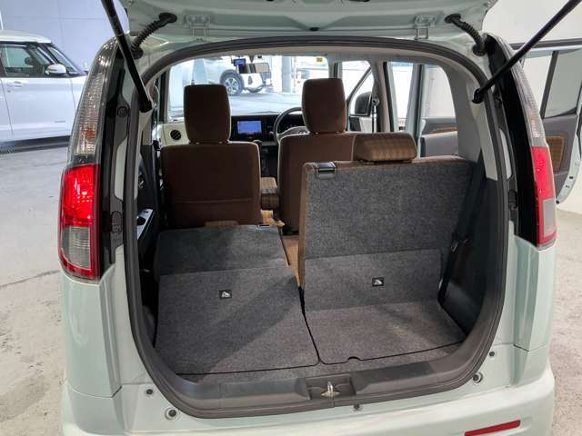 5：5の比率で後席が倒れてくれます。乗車人数と載せる荷物によってレイアウトを変えられます。