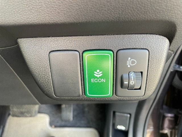 ECONのスイッチがついています。エコモードにすれば、運転の仕方によるロスを抑え込み、燃費良く走行できるように各部を制御します。