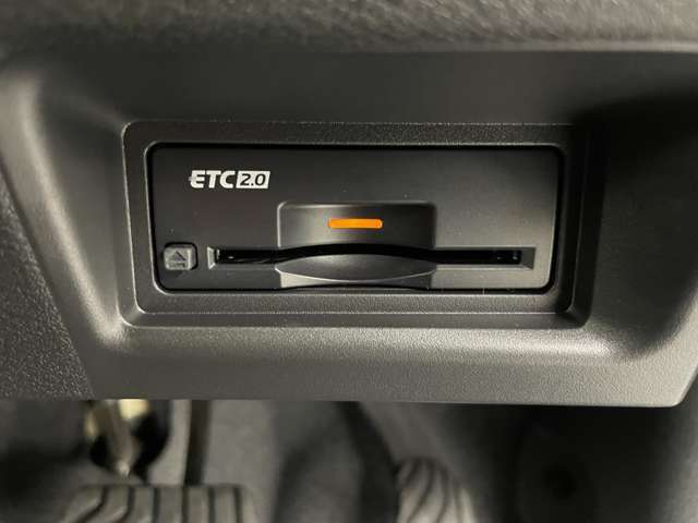 【ETC】有料道路を利用する際に料金所で停止することなく通過できる、ETC車載器（ノンストップ自動料金収受システム機器）が装備されています。セットアップを行うことで利用可能になります。