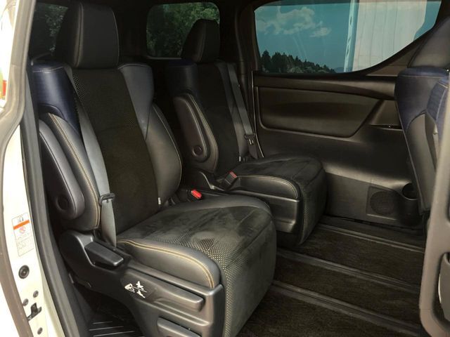 二列目中央はウォークスルーとなっております。二列目と三列目の移動や乗り降りがとっても楽になるので、乗り降りの際もストレスを感じることはありません♪