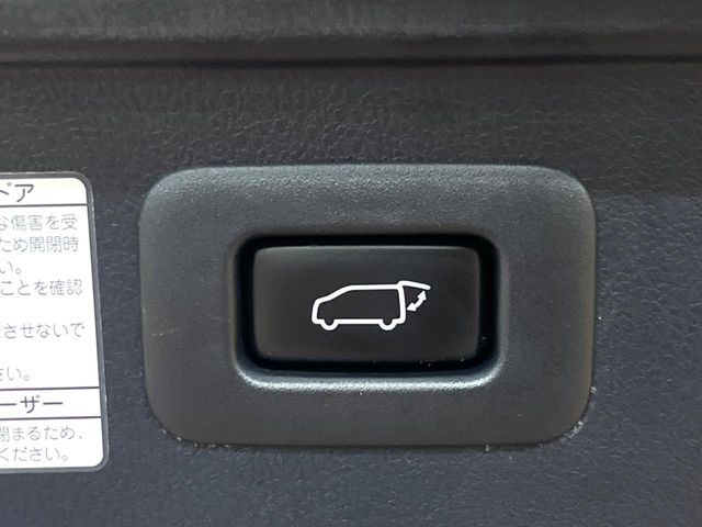 【パワーバックドア】スマートキーや運転席のボタンを押すだけでリアゲートが自動で開閉します！荷物を持っている時や、高い位置にあるバックドアを閉める際に便利な機能です♪